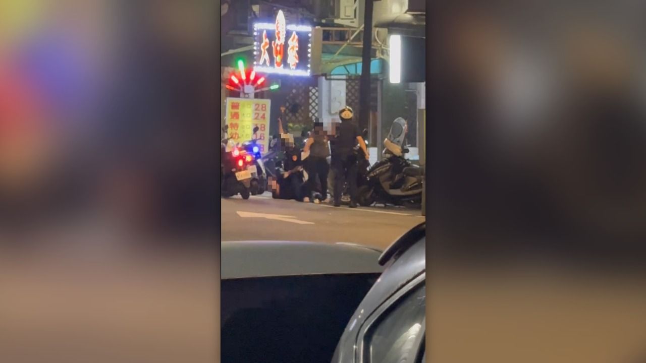 基隆醉男遭壓制!胞兄助陣竟「猛K警員」 對空鳴槍畫面曝