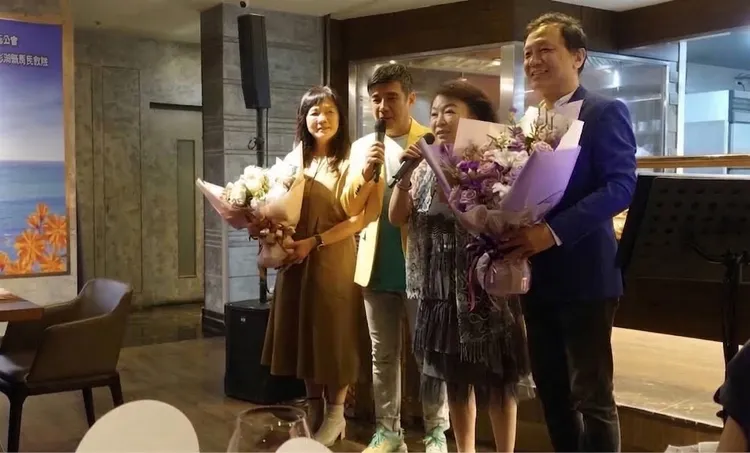 葉佳修（左二）和張琴（右二）獻花給全國建築師公會理事長崔懋森夫婦。全國建築師公會提供