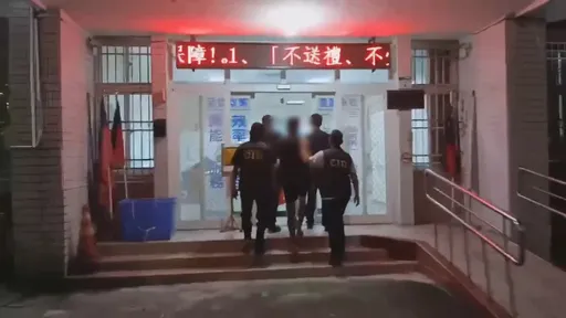 深夜煞車燒胎聲響引糾紛！聚眾棍棒砸車　岡山警掌握身分緝捕到案