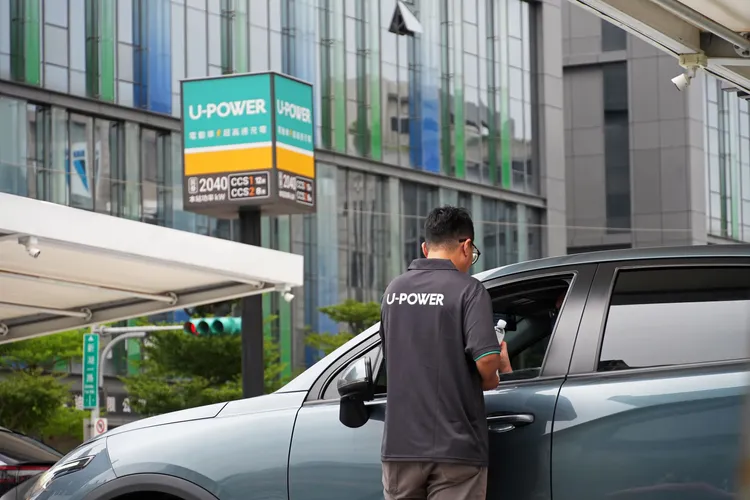 9月9日世界電動車日當天，U-POWER團隊前往臺北內湖民善站與車主互動、分享計畫理念；會員也以實際進站充電響應，讓日常電能累積成支持弱勢兒少學習與成長的力量。業者提供