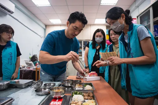 蔣萬安視察金華午餐　親測鹹度儀：了解菜色、把關供餐