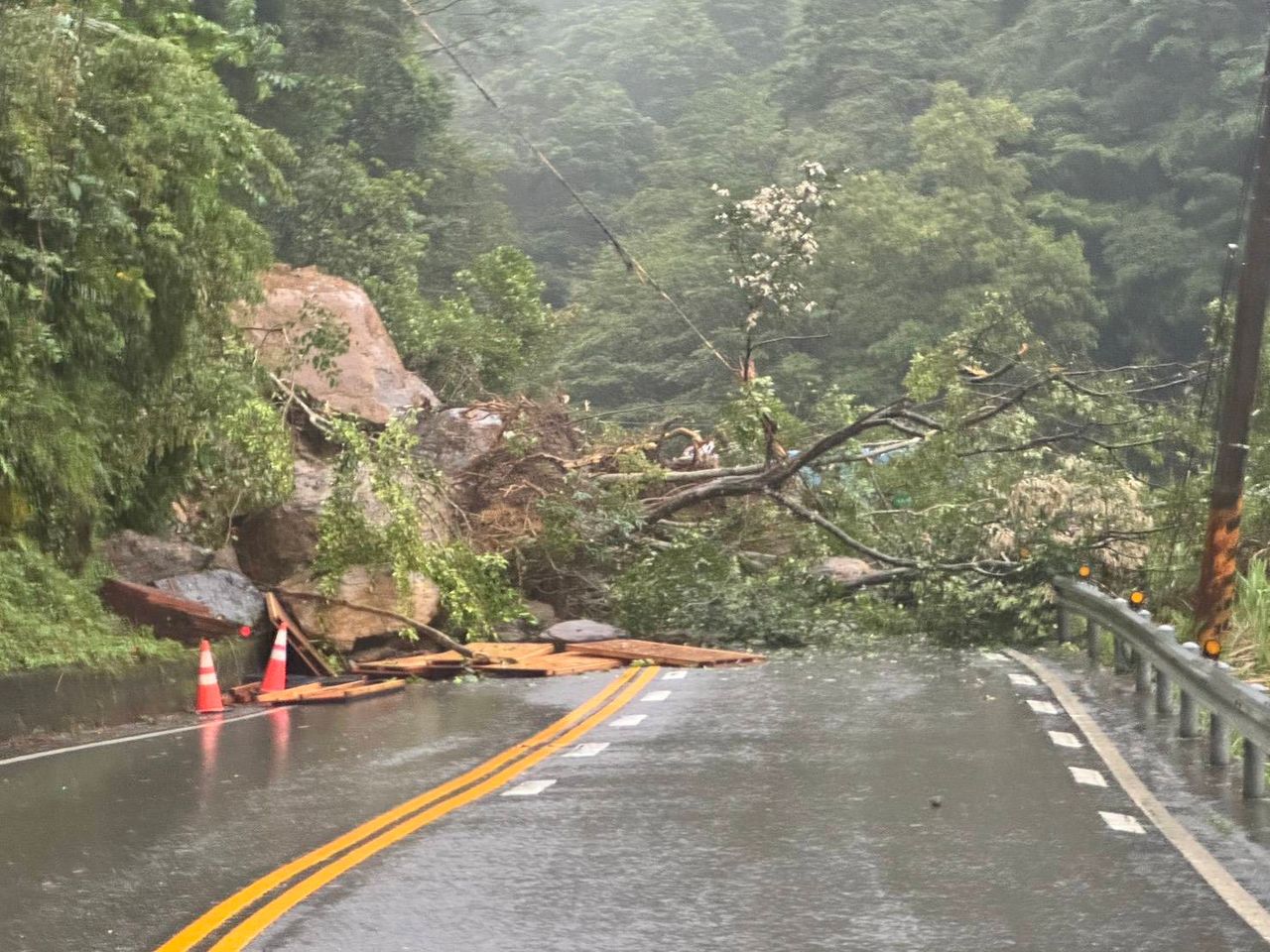 北宜公路驚傳落石坍方!大量土石、樹木佔滿雙向車道 警方緊急管制