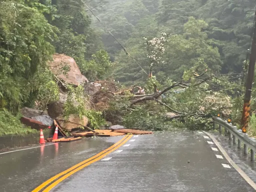 北宜公路驚傳落石坍方！大量土石、樹木佔滿雙向車道　警方緊急管制
