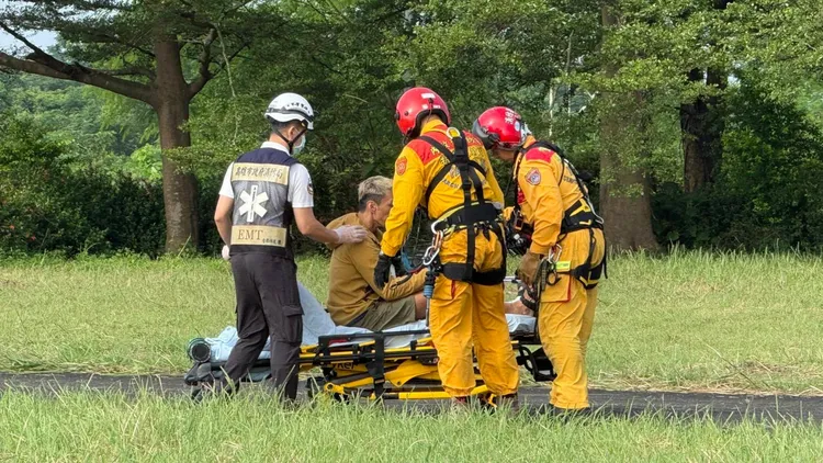 黑鷹直升機今天上午出動，順利將林男接駁下山，送醫救治。翻攝照片