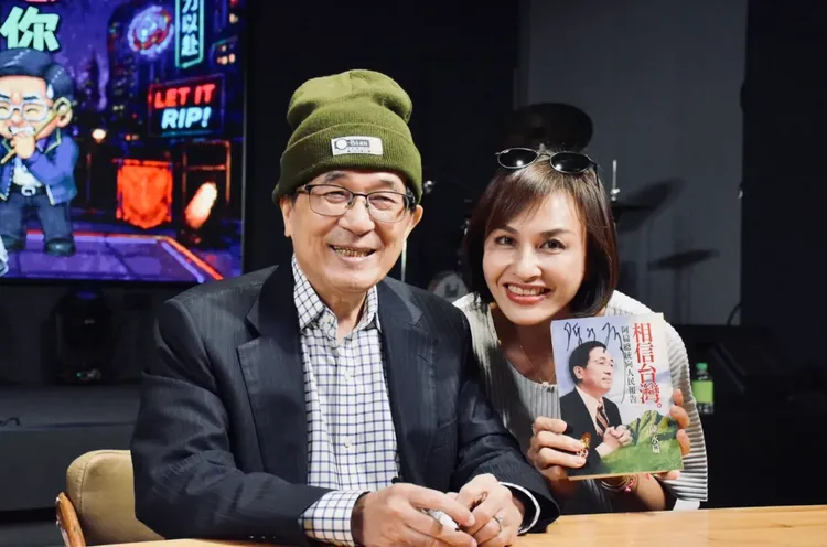 陳水扁今年5月間舉辦簽書會，民進黨立委邱議瑩到場送花祝賀。翻攝自邱議瑩threads
