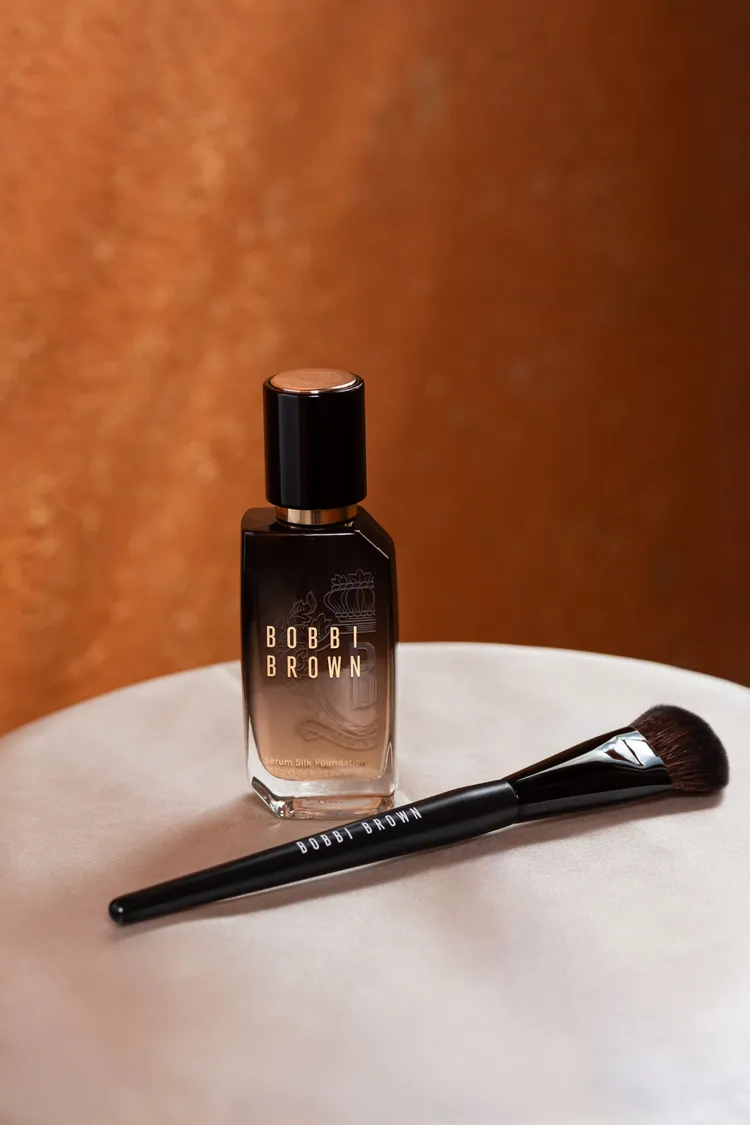 Bobbi Brown冬蟲夏草緞光精萃粉底30ml／2900元、大師底妝刷2600元。品牌提供