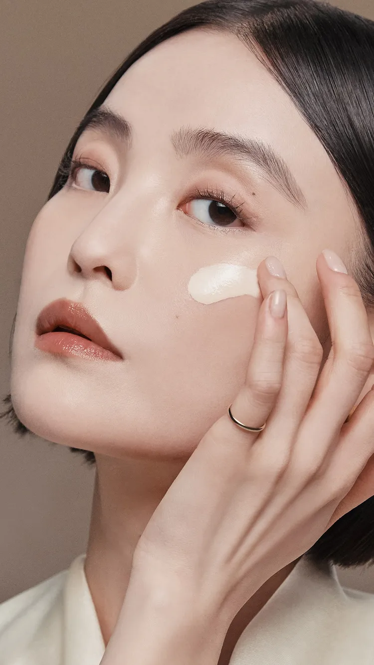 Bobbi Brown冬蟲夏草緞光精萃粉底。品牌提供