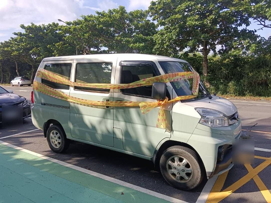 墾丁大街路邊停車流出惡臭血水!破窗驚見男屍 門窗均上鎖