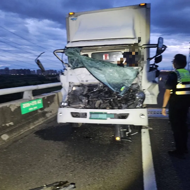 大貨車車頭擋風玻璃整片脫落。民眾提供