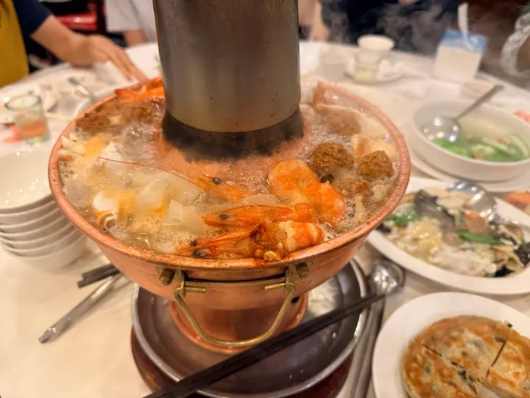 醫師提醒不是少吃炸物就沒問題，但真正的危險往往藏在日常飲食裡，吃便當加滷汁、火鍋搭醬料等都要小心鈉含量超標。示意圖