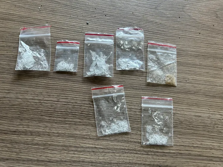 警方查扣第二級毒品安非他命、毒品吸食器等相關證物。翻攝畫面