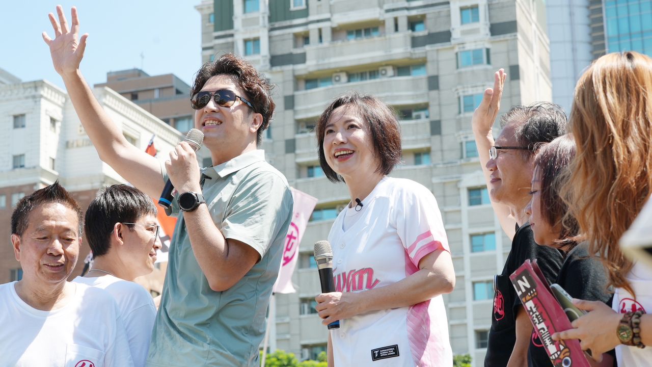 洋流掀翻台中!沈伯洋吃雞蛋糕加東泉辣椒醬 何欣純送「純純杯」競選小物