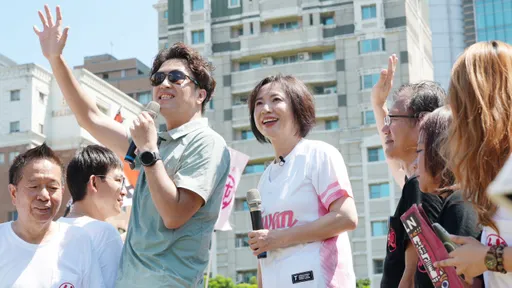洋流掀翻台中！沈伯洋吃雞蛋糕加東泉辣椒醬　何欣純送「純純杯」競選小物