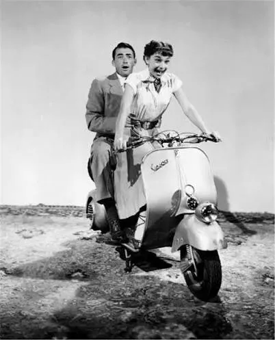 1953年電影《羅馬假期》中，男女主角騎著Vespa穿梭羅馬街頭，讓這輛義大利速克達成為全球影迷熟悉的經典符號。網路翻攝