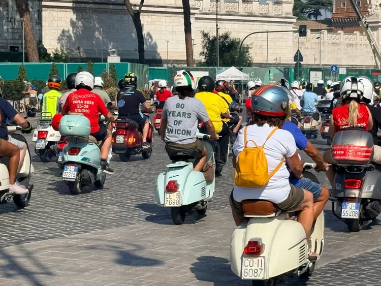 Vespa車友來自不同國家與文化背景，卻能透過共同的騎乘文化找到交流話題，這也是品牌社群最迷人的地方。林浩昇攝