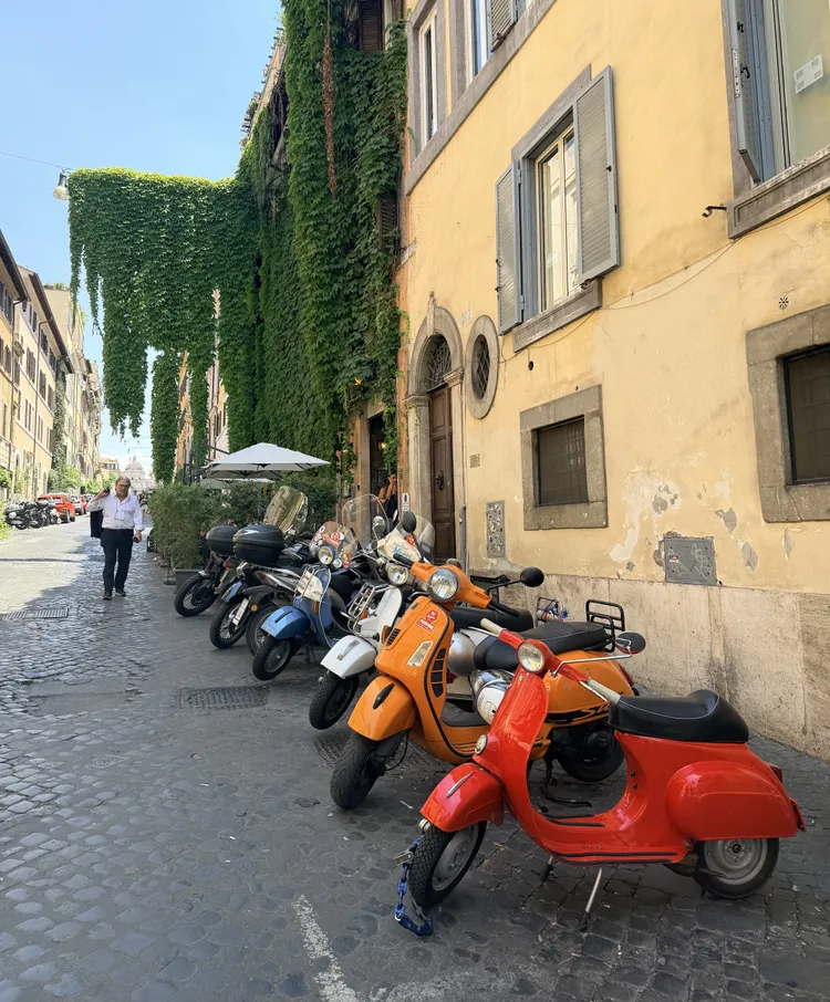 Vespa Roma 2026期間，羅馬街頭隨處可見不同年代與風格的Vespa，讓整座城市成為品牌80周年最自然的舞台。林浩昇攝