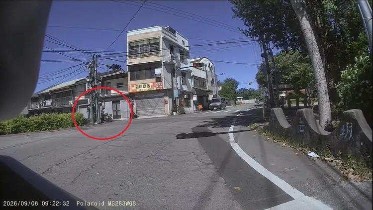 微型電動二輪車逆向闖紅燈，自撞路邊電線桿。民眾提供
