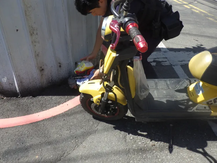 發生事故的微電車。民眾提供