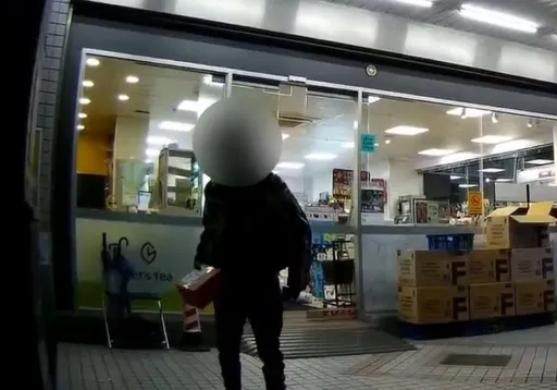 嫌領包裹等太久！　男持榔頭折返超商恐嚇店員