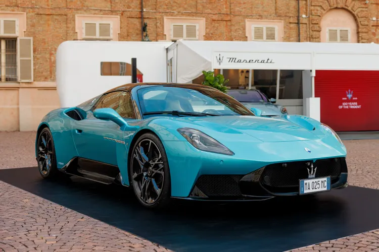 MCPURA Cielo採用Fuoriserie AI Aqua Rainbow車色，配置蝴蝶式車門與電控液晶玻璃硬頂敞篷，搭載630hp V6 Nettuno引擎。原廠照片