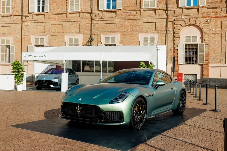 GranTurismo Trofeo，搭載3.0-L V6 Nettuno引擎，可輸出590HP最大馬力與650Nm最大扭力，並以專屬Fuoriserie Green Jupiter車色登場。原廠照片