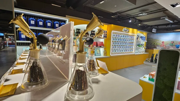 High Tea提出 Home Tea Bar 茶生活概念，將門市裡的「世界茶品博物館」延伸到每個人的家，新光三越台北站前店門市首創「聞香展示區」讓消費者近距離感受茶香與前、中、後段風味。業者提供