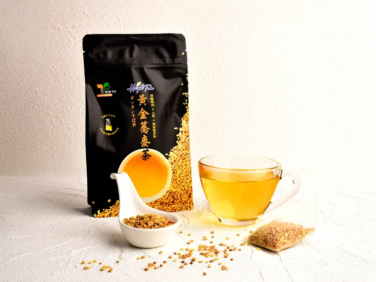 High Tea人氣銷售冠軍「黃金蕎麥茶」（6g×15入／包350元；8g×50入／包1088元），選用台灣在地苦蕎，以獨家膨發技術釋放穀物香氣，再經慢火焙炒，呈現淡雅金黃茶色、溫潤甘甜與微微焦香。業者提供