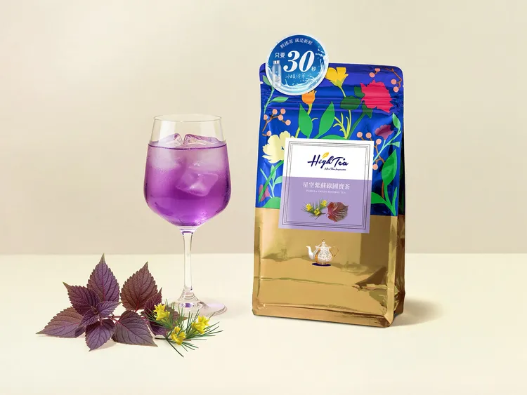 High Tea「星空紫蘇綠國寶茶」（3.5g×12入／袋280元），選用南非開普頓高山綠國寶茶，再以紫蘇為主調，融合蝶豆花等花草水果元素，呈現天然紫色調茶湯，酸甜清爽無咖啡因，曾獲2024世界品質評鑑大賞肯定。業者提供