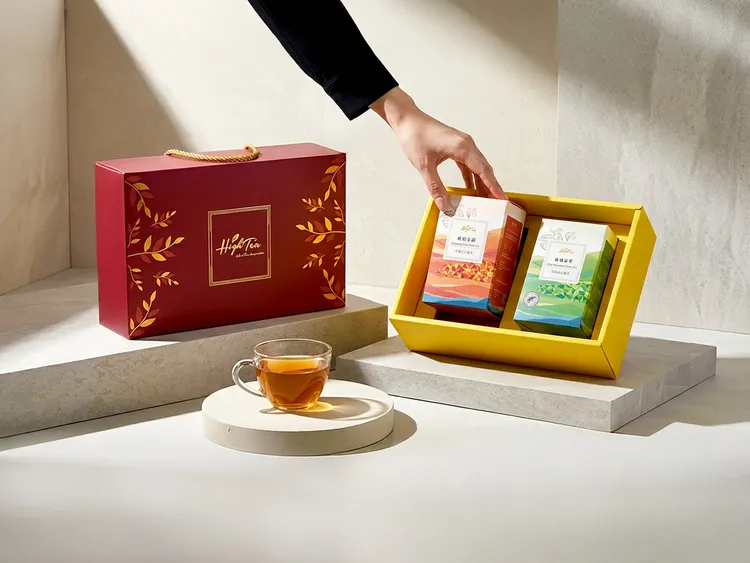 「高山莊園茶禮盒」集結兩款高山特色茶品「雲嶺高山綠茶」及「春摘大吉嶺茶」，兩款高山茶各具特色風土與細膩茶韻，為中秋送禮增添一份質感品味。售價1000元，優惠價810元 / 新光三越站前店開幕限定。業者提供