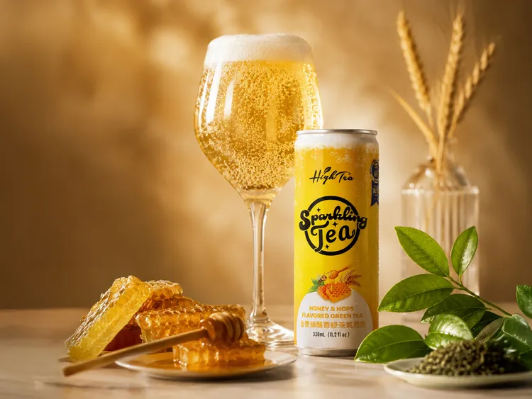High Tea「金麥蜂釀香綠茶氣泡飲」（75元／罐）以綠茶為基底，結合蜂蜜、啤酒花香氣與細緻微氣泡，無酒精也能享受輕鬆乾杯的氛圍，並曾獲2025 ITI風味絕佳獎。業者提供