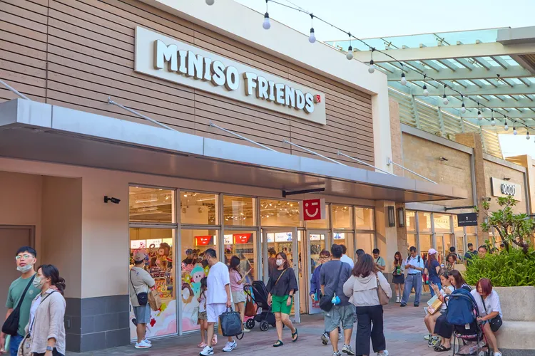 MINISO FRIENDS快閃進駐華泰名品城二期！匯集全球80種以上高人氣IP授權，從盲盒公仔、絨毛玩偶、吊飾，到生活雜貨、文具與美妝用品一次網羅。業者提供