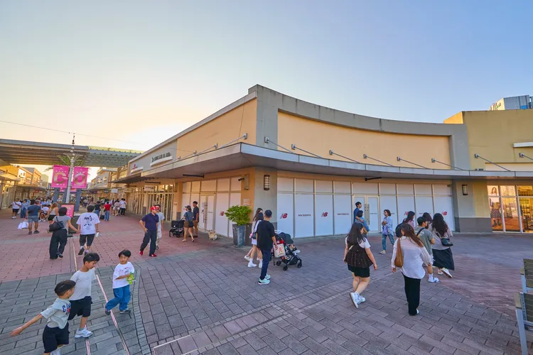 全台首間NB Premium店，將在10月下旬插旗華泰三期！精選NB Grey服飾與鞋款頂級支線商品，帶來兼具質感與舒適的日常穿搭。業者提供