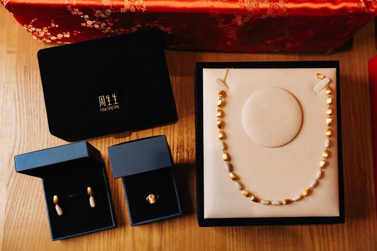 「晶之宴」婚禮專案亦串聯麗晶精品資源，新人可前往選購全台獨家的Chow Sang Sang黃金珠寶。業者提供