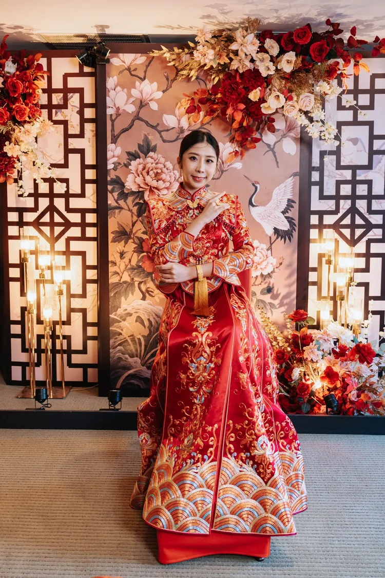 華麗中式嫁衣融合傳統刺繡工藝與當代造型，為文定迎娶儀式增添典雅喜氣。業者提供