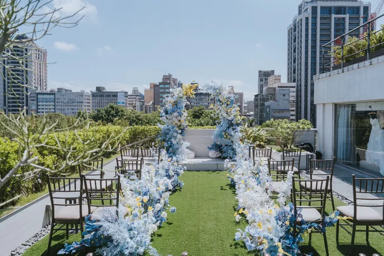「花園套房證婚專案」以浪漫花藝妝點露臺，打造綠意與自然天光環繞的私密證婚場景。業者提供