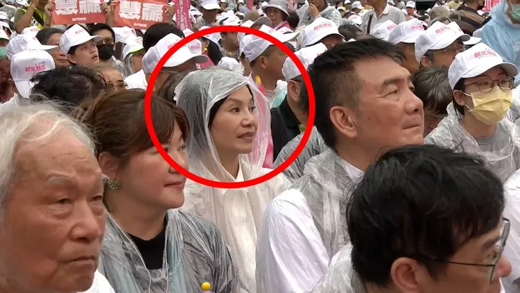 「歌仔戲天后」唐美雲被發現低調坐台下。翻攝蘇巧慧臉書