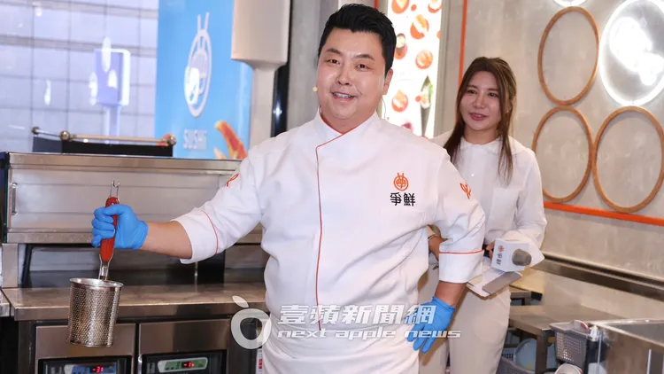 鄭鎬泳現場甩麵製作料理，架式十足。莊宗達攝