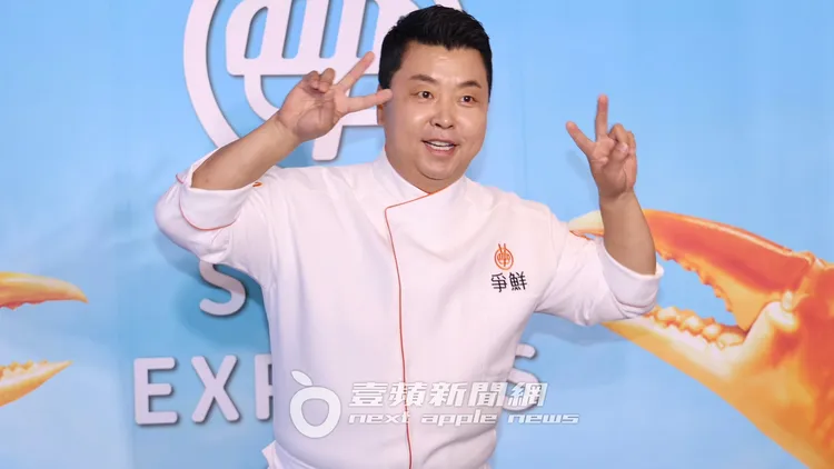 鄭鎬泳比出螃蟹的雙螯，展現反差萌。莊宗達攝