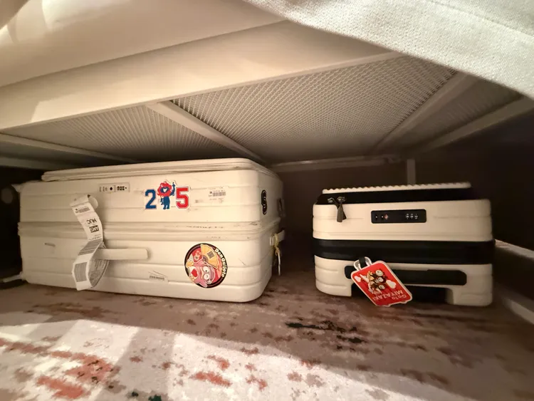 床架經過特別加高設計行李箱能完全收納入床底。S.H.攝
