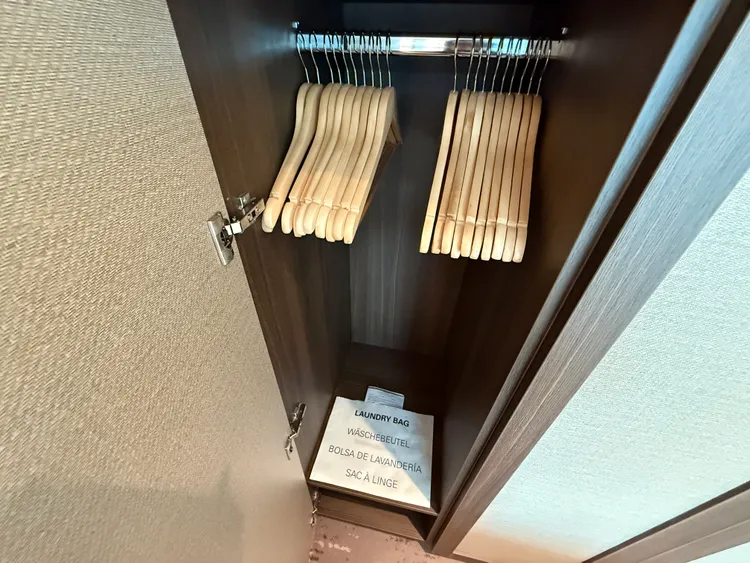 貼心且充足的衣架配置，便利旅人衣物收納。S.H.攝