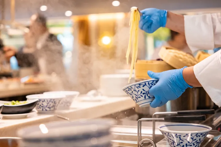 餐廳熱氣騰騰的現煮麵食檔口總是香氣四溢。業者提供