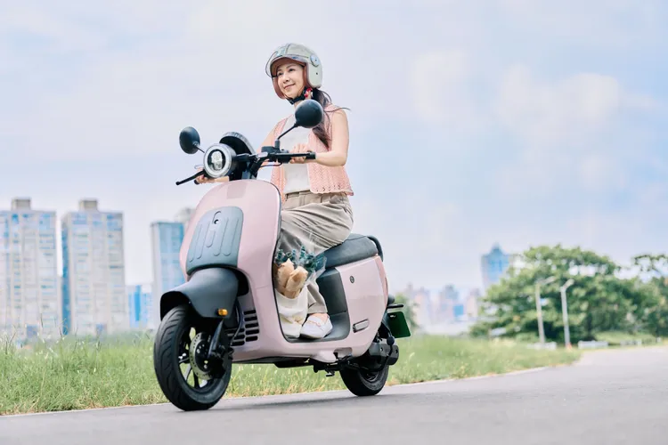 EZZY採前後雙碟煞SBS配置，透過前後輪共同制動提升煞車穩定性，日常通勤或雙載時都能提供較完整的制動表現。業者提供