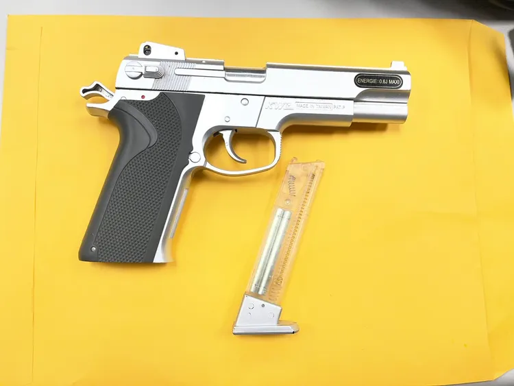 警方查扣一把空氣槍，確認槍械並沒有殺傷力。翻攝畫面