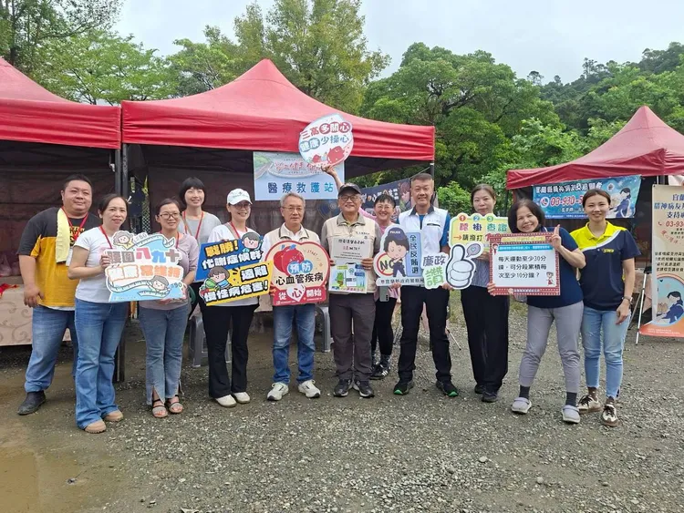 新北環保局宜蘭龍潭湖宣導反貪、防詐、護個資，親子一起玩闖關。環保局提供