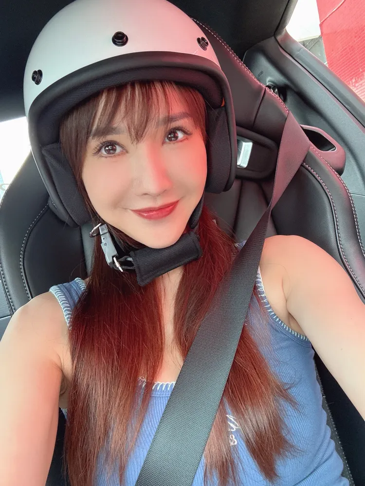 徐千京開心踏出舒適圈挑戰賽車，親身體驗後更佩服專業賽車手的訓練與毅力。民視提供
