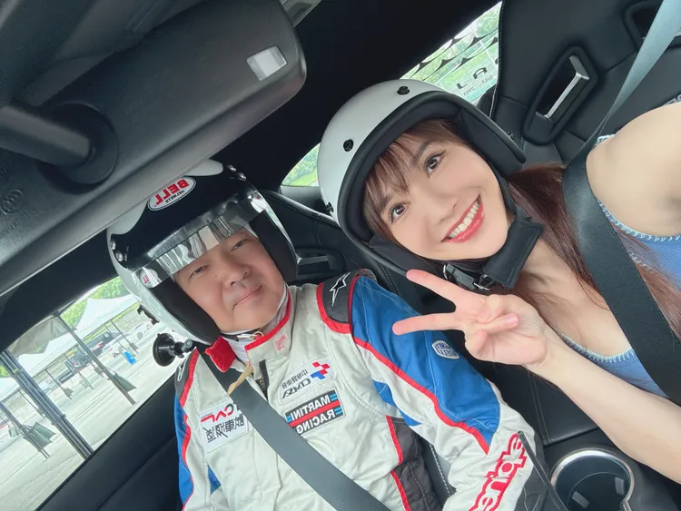 徐千京（右）首次挑戰專業賽車，坐進賽車，由葉明德老師帶領，感受高速與強烈離心力，直呼又刺激又新鮮。民視提供