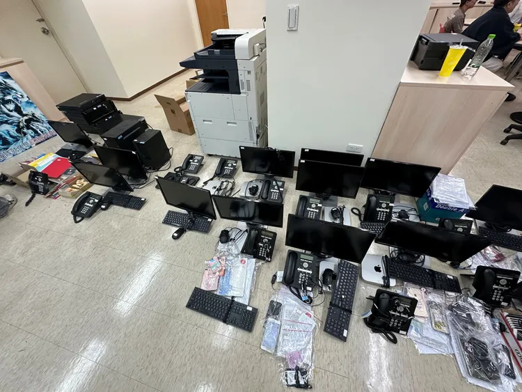 查扣電腦主機14台、手機67台、精神標語看板1面、伺服器主機4台、現金12萬元等贓證物。翻攝畫面
