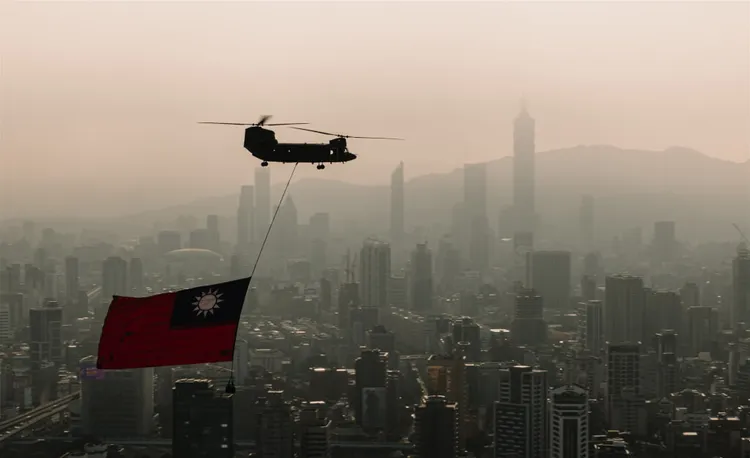 國軍今天上午7時許展開空中半兵力預演，國旗、慢速、快速、旋翼機隊及雷虎小組陸續飛越總統府上空。軍聞社提供