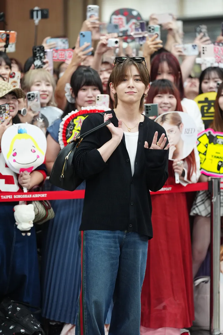 山田涼介為了讓媒體拍攝，把墨鏡往頭上戴，露出整張帥臉。彭欣偉攝