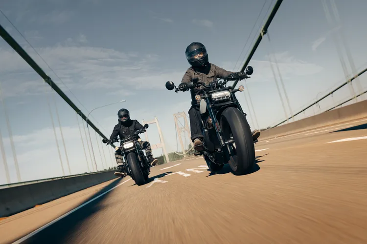 Sportster S採較明顯的運動化車身設定，搭配高位雙出排氣管及前傾騎姿，呈現與傳統巡航車款不同的性能取向。業者提供